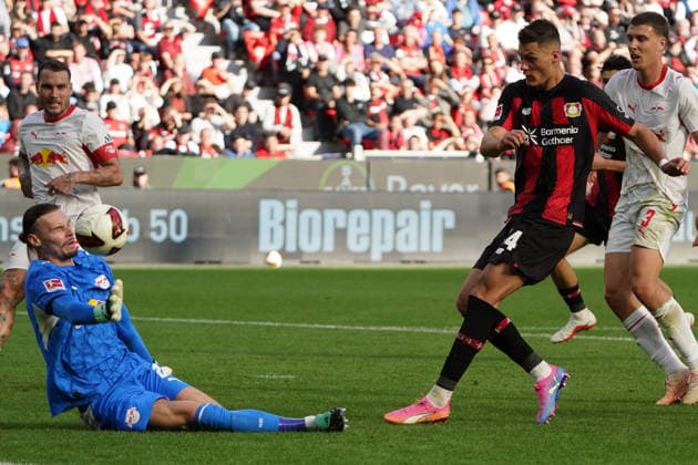 Leverkusen Soccer, Bundesliga Season 2026–2027: Bayer 04 Leverkusen vs. RB Leipzig, September 20, 2026, BayArena, Leverkusen; Maarten Vandevoordt, Goalkeeper, RB Leipzig; Patrik Schick, Bayer 04 Leverkusen; Czech Republic, CZE; Action; Still Image