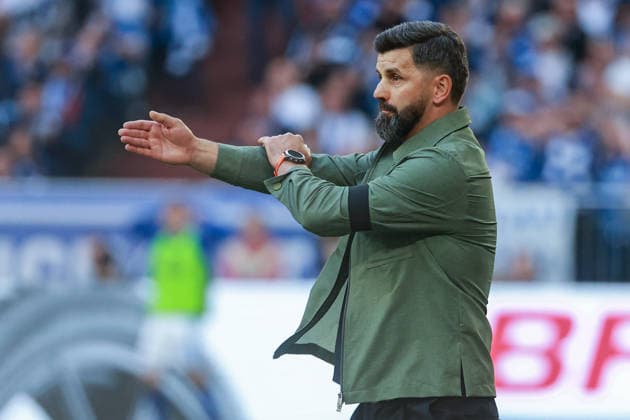 1. Bundesliga: FC Schalke 04 vs. SV Elversberg on September 20, 2026, at the Veltins Arena in Schalke. Coach Miron Muslic; Schalke claims a handball and lodges a complaint. MH