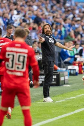 September 20, 2026, GER, Bundesliga 1, Matchday 4, FC Schalke 04 vs. SV Elversberg; Vincent Wagner, Head Coach, SV Elversberg; gestures, facial expressions, and emotions in the coaching zone on the sideline, Gelsenkirchen, VELTINS Arena, Gelsenkirchen, Germany Copyright: xnordphotoxGmbHx xChristianxSchulzex