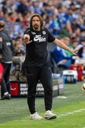 September 20, 2026, GER, Bundesliga 1, Matchday 4, FC Schalke 04 vs. SV Elversberg; Vincent Wagner, Head Coach, SV Elversberg; gestures, facial expressions, and emotions in the coaching zone on the sideline, Gelsenkirchen, VELTINS Arena, Gelsenkirchen, Germany Copyright: xnordphotoxGmbHx xChristianxSchulzex
