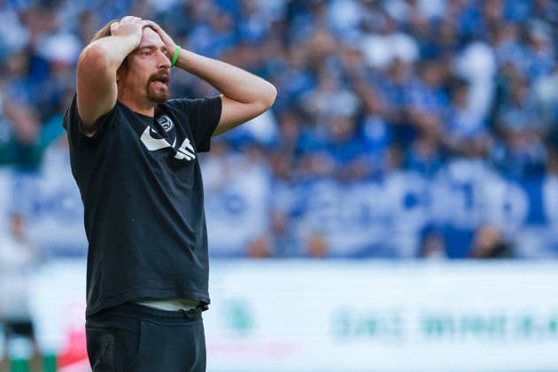 1 Bundesliga: FC Schalke 04 vs. SV Elversberg on September 20, 2026, at the Veltins Arena in Schalke; Coach Vincent Wagner; Elversberg: dissatisfied, disappointed, disheartened, dejected MH