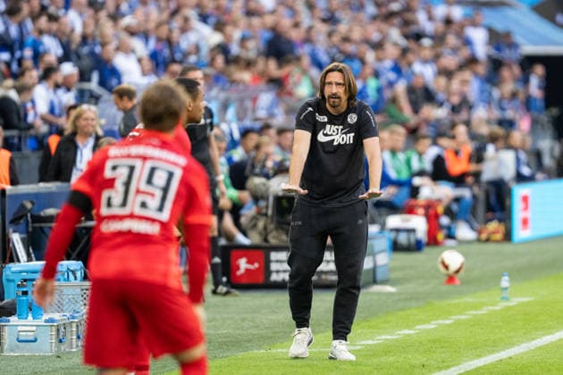 September 20, 2026, GER, Bundesliga 1, Matchday 4, FC Schalke 04 vs. SV Elversberg; Vincent Wagner, Head Coach, SV Elversberg; gestures, facial expressions, and emotions in the coaching zone on the sideline, Gelsenkirchen, VELTINS Arena, Gelsenkirchen, Germany Copyright: xnordphotoxGmbHx xChristianxSchulzex