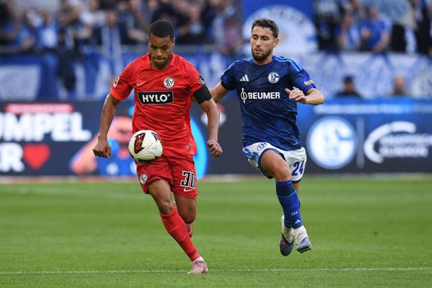Soccer, Bundesliga 1, Matchday 4: FC Schalke 04 vs. SV Elversberg on September 20, 2026, at the Veltins Arena in Gelsenkirchen. Jan Gyanmerah (Elversberg), on the left, Adil Aouchiche (Schalke); on the right, DFL regulations prohibit any use of photographs as image sequences and or quasi-video xRx