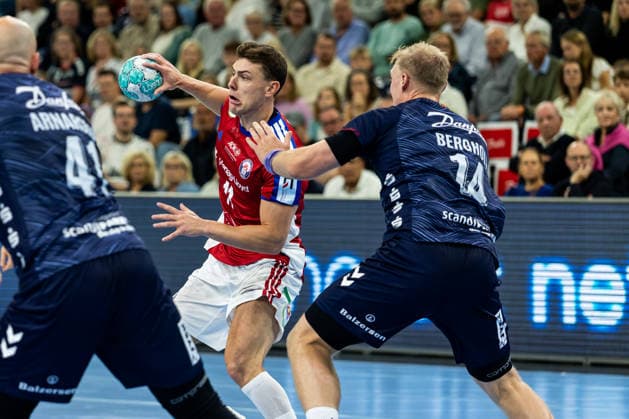 Opel HBL SG Flensburg Handewitt vs. Handball Club Hamburg, September 20, 2026: Nicolaj Jorgensen (No. 11), Handball Club Hamburg, vs. Emil Bergholt (No. 14), SG Flensburg Handewitt Opel HBL SG Flensburg Handewitt vs. Handball Club Hamburg, GGW Arena on September 26, 2020 Copyright: xBEAUTIFULxSPORTS MarioxM.xKobergx