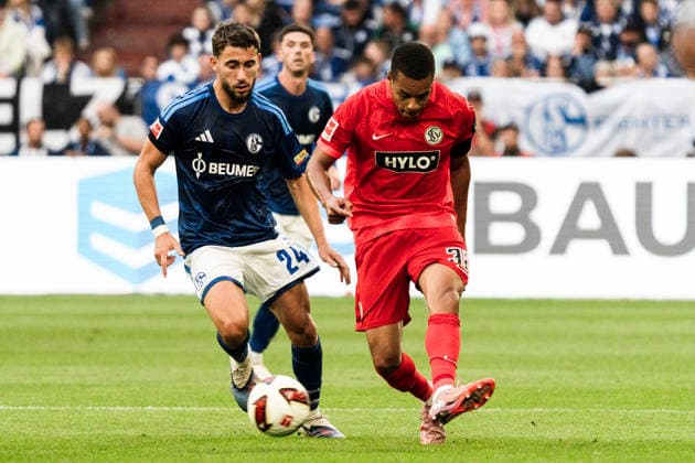 Germany 1 Bundesliga 2026–2027, Matchday 4: FC Schalke 04 vs. SV Elversberg, September 20, 2026, Veltins Arena, Gelsenkirchen, North Rhine-Westphalia; Jan Gyamerah (Elversberg), 30; Adil Aouchiche (Schalke 04), 24 Copyright: xCelinaxLeiersx