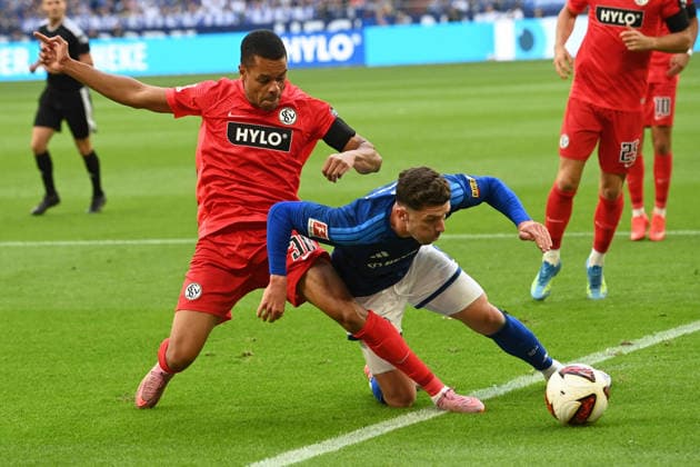 Robin GOSENS (GE) vs. Jan GYAMERAH (Elversberg) – Action, Tackle, FC Schalke 04 vs. SV 07 Elversberg Soccer Bundesliga, Matchday 3, on September 20, 2026, at the Veltins Arena in Gelsenkirchen, Germany. DFL regulations prohibit any use of photographs as image sequences and or quasi-video.