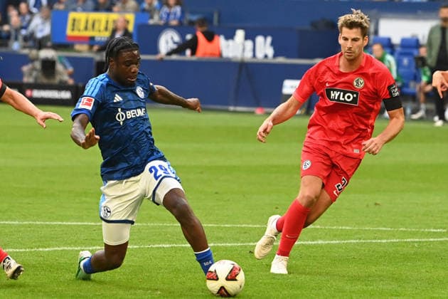 Junior DINA EBIMBE GE vs. Maximilian ROHR Elversberg Action, Tackle, FC Schalke 04 vs. SV 07 Elversberg, Soccer, Bundesliga 1, Matchday 3, on September 20, 2026, at the Veltins Arena in Gelsenkirchen, Germany. DFL regulations prohibit any use of photographs as image sequences and or quasi-video.