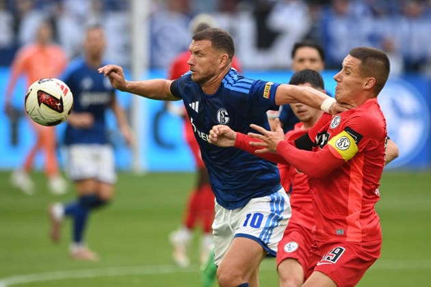 Edin DZEKO (GE) vs. Lukas PINCKERT (Elversberg) – Action, Tackle, FC Schalke 04 vs. SV 07 Elversberg Soccer Bundesliga 1, Matchday 3, on September 20, 2026, at the Veltins Arena in Gelsenkirchen, Germany. DFL regulations prohibit any use of photographs as image sequences and or quasi-video.