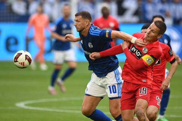 Edin DZEKO (GE) vs. Lukas PINCKERT (Elversberg) – Action, Tackle, FC Schalke 04 vs. SV 07 Elversberg Soccer Bundesliga 1, Matchday 3, on September 20, 2026, at the Veltins Arena in Gelsenkirchen, Germany. DFL regulations prohibit any use of photographs as image sequences and or quasi-video.
