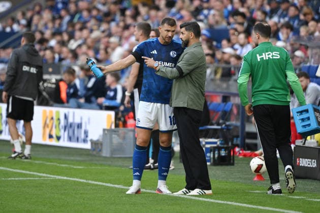 Coach Miron Muslic, FC Schalke 04, with Edin Dzeko, FC Schalke 04, September 20, 2026, Soccer, Bundesliga 1, 2026–2027 season, Matchday 4, FC Schalke 04 vs. SV Elversberg; DFL regulations prohibit any use of photographs as image sequences and or quasi-video; Gelsenkirchen, Veltins Arena, North Rhine-Westphalia, Germany Team2