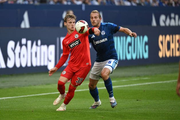 Cole Campbell, SV Elversberg; Timo Becker, FC Schalke 04; from left, September 20, 2026; Soccer, 1. Bundesliga, 2026–2027 season; Matchday 4, FC Schalke 04 vs. SV Elversberg. DFL regulations prohibit any use of photographs as image sequences and or quasi-video. Gelsenkirchen, Veltins Arena, North Rhine-Westphalia, Germany Team2