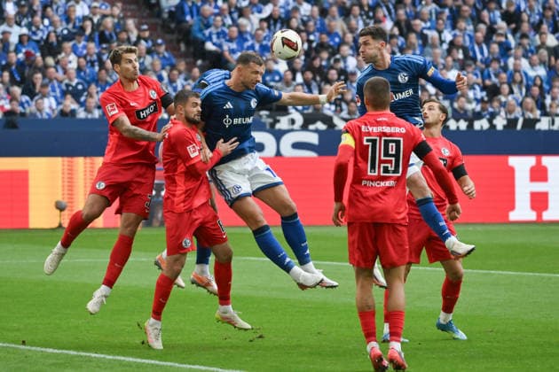 Heading duel, from the right, Robin Gosens (FC Schalke 04), Edin Dzeko (FC Schalke 04), September 20, 2026, Soccer, Bundesliga 1, 2026–2027 season, Matchday 4, FC Schalke 04 vs. SV Elversberg. DFL regulations prohibit any use of photographs as image sequences and or quasi-video. Gelsenkirchen, Veltins Arena, North Rhine-Westphalia, Germany Team2