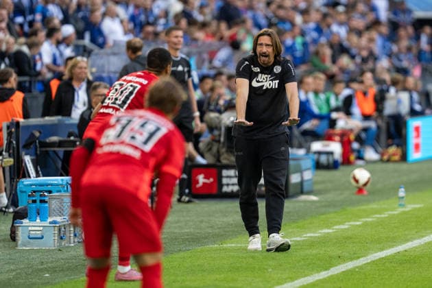 September 20, 2026, GER, Bundesliga 1, Matchday 4, FC Schalke 04 vs. SV Elversberg; Vincent Wagner, Head Coach, SV Elversberg; gestures, facial expressions, and emotions in the coaching zone on the sidelines; VELTINS Arena, Gelsenkirchen, Germany Copyright: xnordphotoxGmbHx xChristianxSchulzex