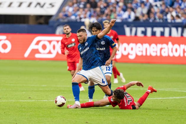 September 20, 2026, GER, Bundesliga 1, Matchday 4, FC Schalke 04 vs. SV Elversberg, tackle between Hasan Kurucay (FC Schalke 04, No. 4) and Noah Darvich (SV Elversberg, No. 10), Gelsenkirchen, VELTINS Arena, Gelsenkirchen, Germany Copyright: xnordphotoxGmbHx xChristianxSchulzex