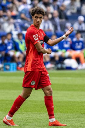 1 Bundesliga FC Schalke 04 vs. SV Elversberg, September 20, 2026, Noah Darvich (SV Elversberg), 10, The jersey features a 1st Start patch and a Starting XI Debut patch. Topps 1 Soccer Bundesliga, Matchday 4: FC Schalke 04 vs. SV Elversberg at Veltins Arena, Gelsenkirchen, September 20, 2026. DFL regulations prohibit any use of photographs as image sequences and or quasi-video. Copyright: xBEAUTIFULxSPORTS Buriakovx