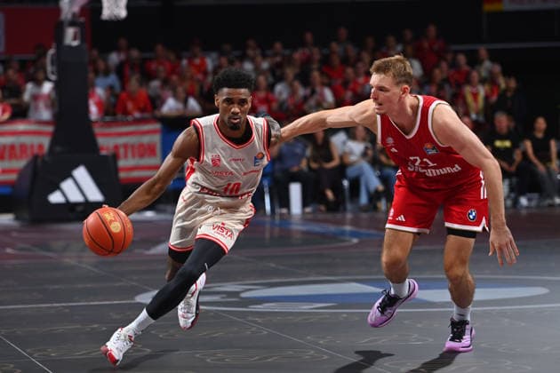 Mylik WILSAON BA, Action, One-on-One Against Justus HOLLATZ, FCB Basketball, BBL, 2026–2027 Season, FC Bayern Munich vs. Bamberg Baskets on September 20, 2026, BMW Park