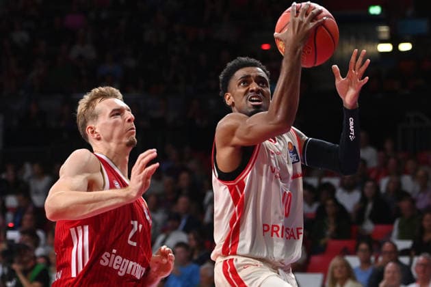 Mylik WILSAON BA, Action, One-on-One Against Justus HOLLATZ, FCB Basketball, BBL, 2026–2027 Season, FC Bayern Munich vs. Bamberg Baskets on September 20, 2026, BMW Park