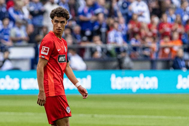 1st Bundesliga FC Schalke 04 vs. SV Elversberg, September 20, 2026, Noah Darvich (SV Elversberg), 10, The jersey features a 1st Start patch and a Starting XI Debut patch. Topps 1 Soccer Bundesliga, Matchday 4: FC Schalke 04 vs. SV Elversberg at Veltins Arena, Gelsenkirchen, September 20, 2026. DFL regulations prohibit any use of photographs as image sequences and or quasi-video content. Copyright: xBEAUTIFULxSPORTS Buriakovx