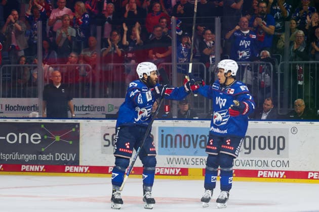 From left: Anthony Greco (GER Adler Mannheim), 44; John Gilmour (GER Adler Mannheim), 7 celebrating GER Adler Mannheim Eisbären Berlin Ice Hockey DEL Matchday 2 Season 2026–2027 September 20, 2026 GER Adler Mannheim Eisbären Berlin Ice Hockey PENNY DEL Matchday 2 Season 2026–2027, September 20, 2026, Mannheim Copyright: xEibner-Pressefoto JoergxHirschx EP_JHH