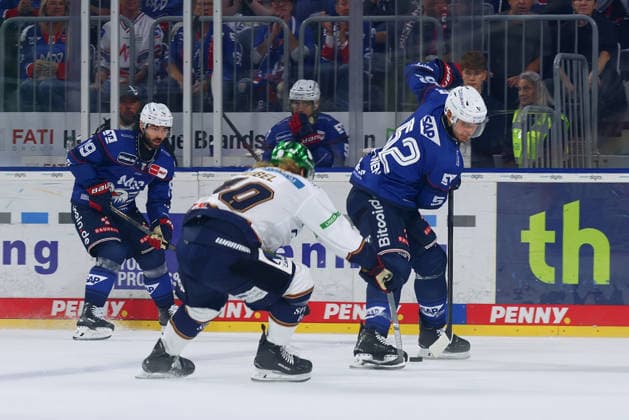 From left: Korinian Geibel (Eisbären Berlin), 40, Nicolas Mattinen (Adler Mannheim), 52 in front of the net in a one-on-one battle GER Adler Mannheim Eisbären Berlin Ice Hockey DEL Matchday 2, 2026–2027 Season September 20, 2026 GER Adler Mannheim Eisbären Berlin Ice Hockey PENNY DEL Matchday 2, Season 2026 2027 September 20, 2026, Mannheim Copyright: xEibner-Pressefoto JoergxHirschx EP_JHH
