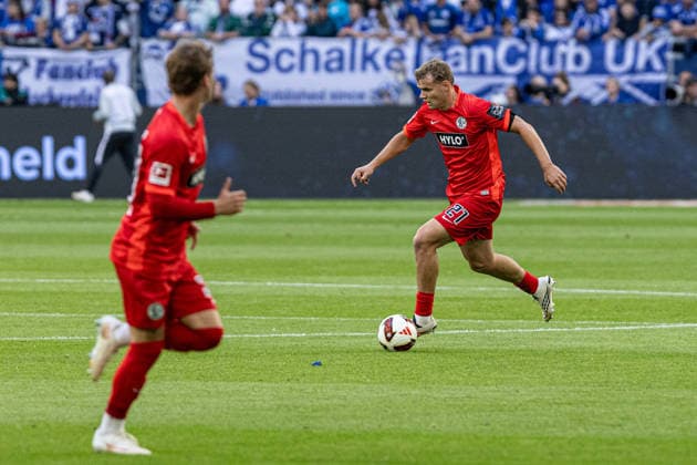 1 Bundesliga FC Schalke 04 SV Elversberg September 20, 2026 Lasse Günther SV Elversberg, September 21, 2026, Bundesliga Matchday 4: FC Schalke 04 vs. SV Elversberg at Veltins Arena, Gelsenkirchen. DFL regulations prohibit any use of photographs as image sequences and or quasi-video. Copyright: xBEAUTIFULxSPORTS Buriakovx