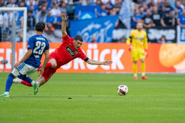 Soufiane El Faouzi (Schalke 04), 23, fouls Felix Keidel (SV Elversberg), 43; FC Schalke 04 vs. SV Elversberg, Soccer, Bundesliga, Matchday 4, 2026–27 Season, September 20, 2026, DFL regulations prohibit any use of photographs as image sequences and or quasi-video. FC Schalke 04 vs. SV Elversberg, soccer, Bundesliga, Matchday 4, 2026–27 Season, September 20, 2026, Gelsenkirchen Copyright: xEibner-Pressefoto LukasxBaldygax EP_LBA