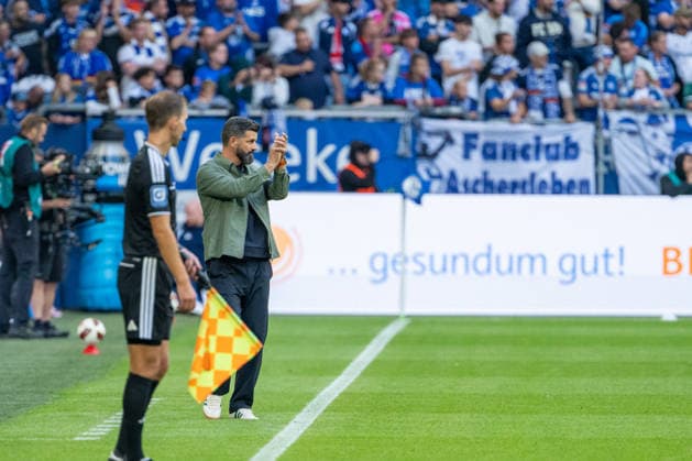 Miron Muslic, Schalke 04 coach, claps during FC Schalke 04 vs. SV Elversberg, soccer, Bundesliga, Matchday 4, 2026–27 season, September 20, 2026, DFL regulations prohibit any use of photographs as image sequences and or quasi-video. FC Schalke 04 vs. SV Elversberg, soccer, Bundesliga, Matchday 4, 2026–27 Season, September 20, 2026, Gelsenkirchen Copyright: xEibner-Pressefoto LukasxBaldygax EP_LBA