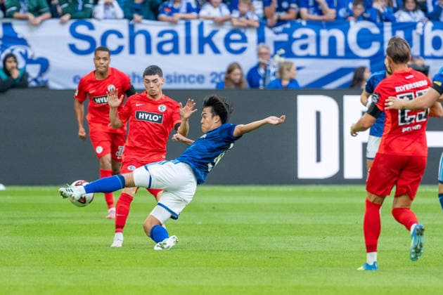 Felix Keidel (SV Elversberg, 43) has the ball cleared away by Satoshi Tanaka (Schalke 04, 13) as he jumps for it. Tackle: FC Schalke 04 vs. SV Elversberg, Soccer, Bundesliga, Matchday 4, 2026–27 season, September 20, 2026, DFL regulations prohibit any use of photographs as image sequences and or quasi-video. FC Schalke 04 vs. SV Elversberg, soccer, Bundesliga, Matchday 4, 2026–27 season, September 20, 2026, Gelsenkirchen Copyright: xEibner-Pressefoto LukasxBaldygax EP_LBA