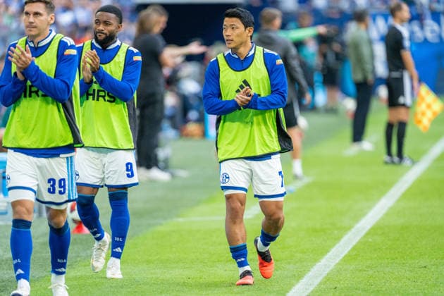 Maximilian Woeber, Schalke 04, 39; Moussa Sylla, Schalke 04, 09; and Hee Chan Hwang, Schalke 04, 07 head out for the warm-up. FC Schalke 04 vs. SV Elversberg, Soccer, Bundesliga, Matchday 4, 2026–27 Season, September 20, 2026, DFL regulations prohibit any use of photographs as image sequences and or quasi-video. FC Schalke 04 vs. SV Elversberg, soccer, Bundesliga, Matchday 4, 2026–27 Season, September 20, 2026, Gelsenkirchen Copyright: xEibner-Pressefoto LukasxBaldygax EP_LBA