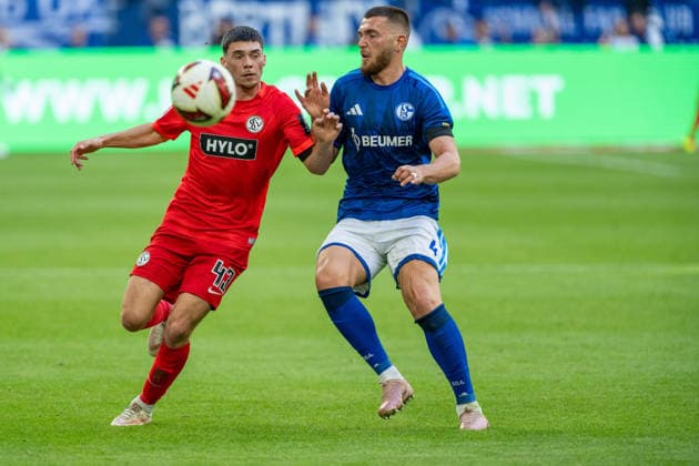 Tackle between Felix Keidel of SV Elversberg (43) and Hasan Kurucay of Schalke 04, 04 FC Schalke 04 vs. SV Elversberg, Soccer, Bundesliga, Matchday 4, 2026–27 Season, September 20, 2026, DFL regulations prohibit any use of photographs as image sequences and or quasi-video. FC Schalke 04 vs. SV Elversberg, soccer, Bundesliga, Matchday 4, 2026–27 season, September 20, 2026, Gelsenkirchen Copyright: xEibner-Pressefoto LukasxBaldygax EP_LBA