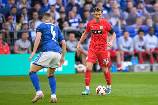 Soccer, Bundesliga 1, 20260920, FC Schalke 04 vs. SC 07 Elversberg Pictured, from left: Hasan KURUÇAY (Schalke, 4) and Lukas PETKOV (Elversberg, 25) Gelsenkirchen, Veltins Arena, North Rhine-Westphalia, Germany Copyright: Passion2Press MarkusxFischerx