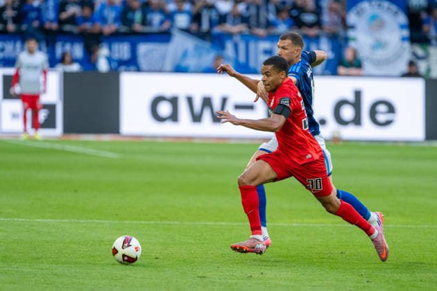 Jan Gyamerah (SV Elversberg, No. 30) in a tackle with Edin Dzeko (Schalke 04, No. 10), FC Schalke 04 vs. SV Elversberg, Soccer, Bundesliga, Matchday 4, 2026–27 season, September 20, 2026, DFL regulations prohibit any use of photographs as image sequences and or quasi-video, FC Schalke 04 vs. SV Elversberg, soccer, Bundesliga, Matchday 4, 2026–27 Season, September 20, 2026, Gelsenkirchen Copyright: xEibner-Pressefoto LukasxBaldygax EP_LBA