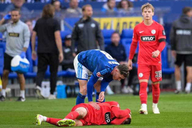 Soccer, Bundesliga 1, 20260920, FC Schalke 04 vs. SC 07 Elversberg. Pictured, from left: Robin GOSENS (Schalke, No. 8) and Lukasz POREBA (Elversberg, No. 8), injured on the ground. Gelsenkirchen, Veltins Arena, North Rhine-Westphalia, Germany Copyright: Passion2Press MarkusxFischerx