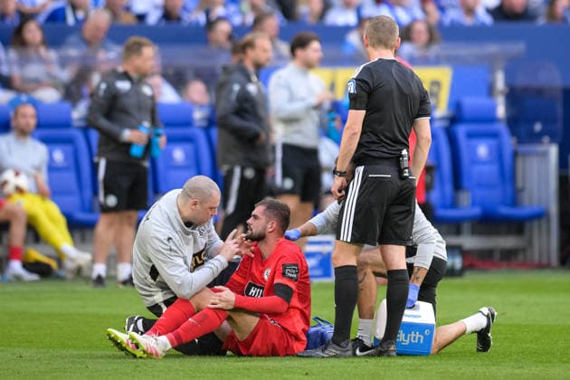 Soccer, Bundesliga 1, 20260920, FC Schalke 04 vs. SC 07 Elversberg. Pictured: Lukasz POREBA of Elversberg, lying injured on the ground and receiving treatment. Gelsenkirchen, Veltins Arena, North Rhine-Westphalia, Germany Copyright: Passion2Press MarkusxFischerx