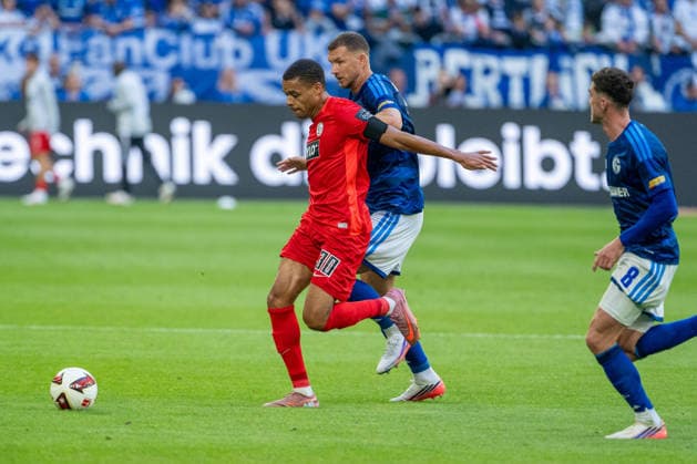 Jan Gyamerah (SV Elversberg), 30, in a tackle with Edin Dzeko (Schalke 04), 10, Robin Gosens of Schalke 04, 08, FC Schalke 04 vs. SV Elversberg, Soccer, Bundesliga, Matchday 4, 2026–27 season, September 20, 2026, DFL REGULATIONS PROHIBIT ANY USE OF PHOTOGRAPHS AS IMAGE SEQUENCES AND OR QUASI-VIDEO; FC Schalke 04 vs. SV Elversberg, Soccer, Bundesliga, Matchday 4, 2026–27 Season, September 20, 2026, Gelsenkirchen Copyright: xEibner-Pressefoto LukasxBaldygax EP_LBA