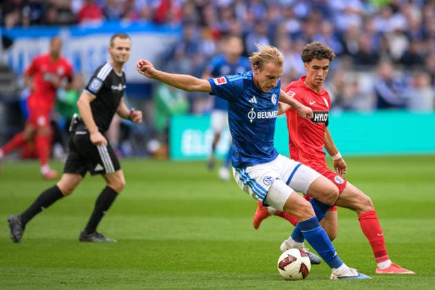 Soccer, Bundesliga 1, 20260920, FC Schalke 04 vs. SC 07 Elversberg. Pictured, from left: Timo BECKER (Schalke, 5) and Noah DARVICH (Elversberg, 10). Gelsenkirchen, Veltins Arena, North Rhine-Westphalia, Germany Copyright: Passion2Press MarkusxFischerx