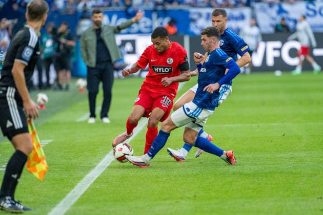 Jan Gyamerah (SV Elversberg, No. 30) in a tackle with Robin Gosens (Schalke 04, No. 08) and Edin Dzeko (Schalke 04, No. 10) – FC Schalke 04 vs. SV Elversberg, Soccer, Bundesliga, Matchday 4, 2026–27 season, September 20, 2026, DFL regulations prohibit any use of photographs as image sequences and or quasi-video; FC Schalke 04 vs. SV Elversberg, soccer, Bundesliga, Matchday 4, 2026–27 season, September 20, 2026, Gelsenkirchen Copyright: xEibner-Pressefoto LukasxBaldygax EP_LBA