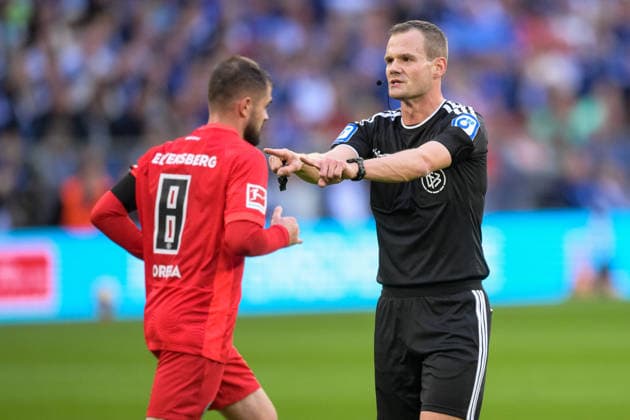 Soccer, Bundesliga 1, 20260920, FC Schalke 04 vs. SC 07 Elversberg. Pictured: Referee Robin BRAUN, Gelsenkirchen, Veltins Arena, North Rhine-Westphalia, Germany Copyright: Passion2Press MarkusxFischerx