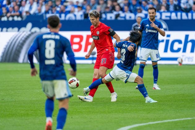 Maximilian Rohr (SV Elversberg, 31) in a tackle with Satoshi Tanaka (Schalke 04, 13) in the penalty area; FC Schalke 04 vs. SV Elversberg, Soccer, Bundesliga, Matchday 4, 2026–27 season, September 20, 2026, DFL regulations prohibit any use of photographs as image sequences and or quasi-video, FC Schalke 04 vs. SV Elversberg, soccer, Bundesliga, Matchday 4, 2026–27 Season, September 20, 2026, Gelsenkirchen Copyright: xEibner-Pressefoto LukasxBaldygax EP_LBA