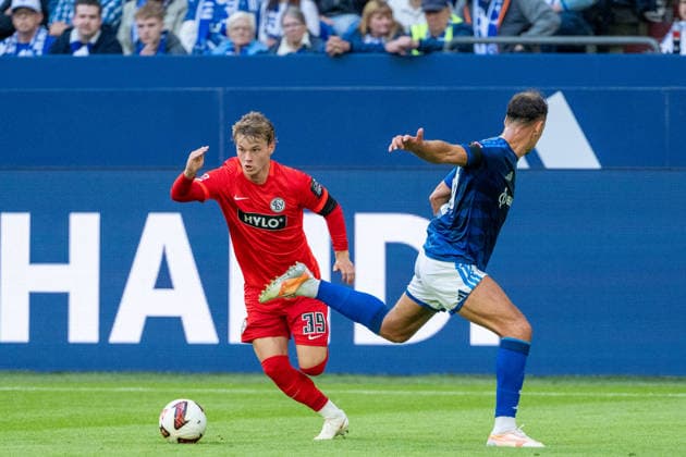 Cole Campbell (SV Elversberg, 39) leaves Nikola Katic (Schalke 04, 25) behind. FC Schalke 04 vs. SV Elversberg, Soccer, Bundesliga, Matchday 4, 2026–27 Season, September 20, 2026, DFL regulations prohibit any use of photographs as image sequences and or quasi-video. FC Schalke 04 vs. SV Elversberg, soccer, Bundesliga, Matchday 4, 2026–27 Season, September 20, 2026, Gelsenkirchen Copyright: xEibner-Pressefoto LukasxBaldygax EP_LBA