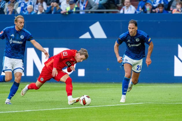 Timo Becker (Schalke 04, 05) and Nikola Katic (Schalke 04, 25) attempt a 39sve, tackle in the match between FC Schalke 04 and SV Elversberg, soccer, Bundesliga, Matchday 4, 2026–27 season, September 20, 2026. DFL regulations prohibit any use of photographs as image sequences and or quasi-video. FC Schalke 04 vs. SV Elversberg, soccer, Bundesliga, Matchday 4, 2026–27 season, September 20, 2026, Gelsenkirchen Copyright: xEibner-Pressefoto LukasxBaldygax EP_LBA