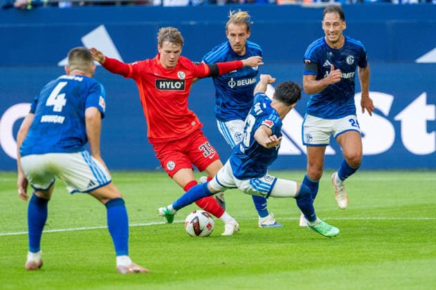 Hasan Kurucay (Schalke 04, 04) and Cole Campbell (SV Elversberg, 39) dribble through the entire defense; Soufiane El Faouzi (Schalke 04, 23) slides in, Timo Becker (Schalke 04, 05) and Nikola Katic (Schalke 04, 25), FC Schalke 04 vs. SV Elversberg, Soccer, Bundesliga, Matchday 4, 2026–27 Season, September 20, 2026, DFL regulations prohibit any use of photographs as image sequences and or quasi-video. FC Schalke 04 vs. SV Elversberg, soccer, Bundesliga, Matchday 4, 2026–27 Season, September 20, 2026, Gelsenkirchen Copyright: xEibner-Pressefoto LukasxBaldygax EP_LBA