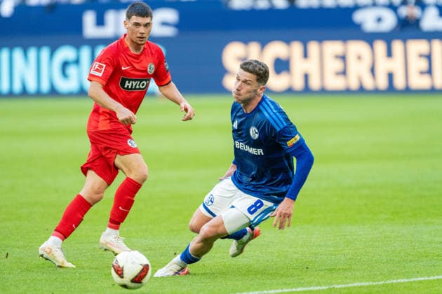 Felix Keidel (SV Elversberg, 43) dribbles past Robin Gosens (Schalke 04, 08). FC Schalke 04 vs. SV Elversberg, Soccer, Bundesliga, Matchday 4, 2026–27 Season, September 20, 2026, DFL regulations prohibit any use of photographs as image sequences and or quasi-video. FC Schalke 04 vs. SV Elversberg, soccer, Bundesliga, Matchday 4, 2026–27 Season, September 20, 2026, Gelsenkirchen Copyright: xEibner-Pressefoto LukasxBaldygax EP_LBA