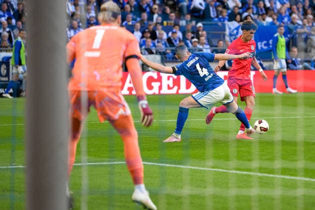 Soccer, Bundesliga 1, 20260920, FC Schalke 04 vs. SC 07 Elversberg Pictured, from left: Hasan KURUÇAY (Schalke, 4) and Noah DARVICH (Elversberg, 10) Gelsenkirchen, Veltins Arena, North Rhine-Westphalia, Germany Copyright: Passion2Press MarkusxFischerx