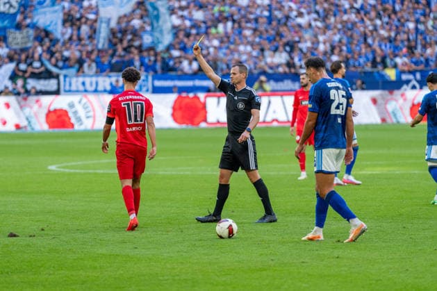 Noah Darvich of SV Elversberg, No. 10, receives a yellow card from referee Robin Braun during FC Schalke 04 vs. SV Elversberg, soccer, Bundesliga, Matchday 4, 2026–27 season, September 20, 2026, DFL regulations prohibit any use of photographs as image sequences and or quasi-video. FC Schalke 04 vs. SV Elversberg, Soccer, Bundesliga, Matchday 4, 2026–27 Season, September 20, 2026, Gelsenkirchen Copyright: xEibner-Pressefoto LukasxBaldygax EP_LBA