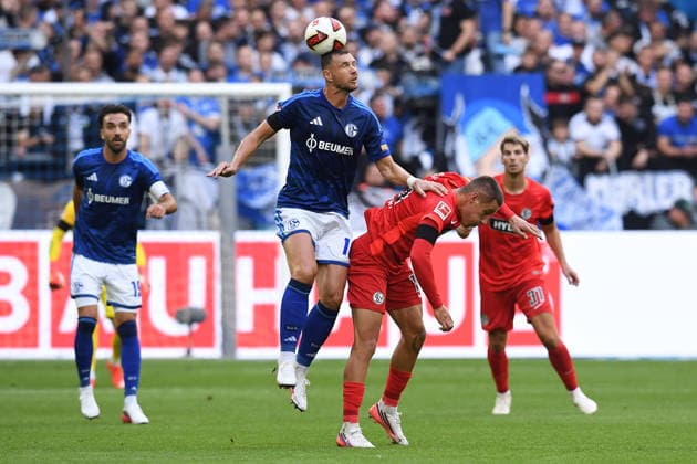 Soccer, Bundesliga 1, Matchday 4: FC Schalke 04 vs. SV Elversberg on September 20, 2026, at the Veltins Arena in Gelsenkirchen. Edin Dzeko (Schalke, left), Lukas Pinckert (Elversberg, right). DFL regulations prohibit any use of photographs as image sequences and or quasi-video. xRx
