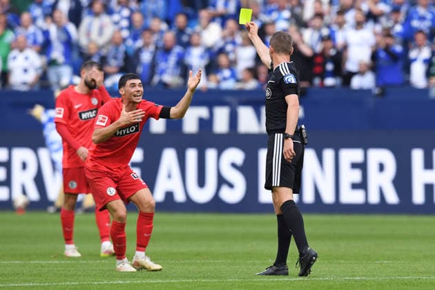 Soccer, Bundesliga 1, Matchday 4: FC Schalke 04 vs. SV Elversberg on September 20, 2026, at the Veltins Arena in Gelsenkirchen. Referee: Dr. Robin Braun; on the right, Felix Keidel of Elversberg; on the left, the yellow card. DFL regulations prohibit any use of photographs as image sequences and or quasi-video. xRx