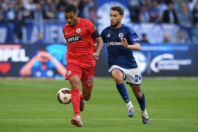 Soccer, Bundesliga 1, Matchday 4: FC Schalke 04 vs. SV Elversberg on September 20, 2026, at the Veltins Arena in Gelsenkirchen. Jan Gyanmerah (Elversberg), on the left, Adil Aouchiche (Schalke); on the right, DFL regulations prohibit any use of photographs as image sequences and or quasi-video xRx