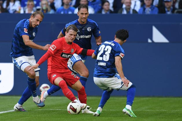 Soccer, Bundesliga 1, Matchday 4: FC Schalke 04 vs. SV Elversberg on September 20, 2026, at the Veltins Arena in Gelsenkirchen. William Cole Campbell (Elversberg), on the left, Soufiane El Faouzi (Schalke); on the right, DFL regulations prohibit any use of photographs as image sequences and or quasi-video xRx