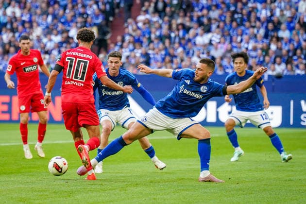 German Bundesliga 2026–2027, Matchday 4: FC Schalke 04 vs. SV Elversberg at Veltins Arena in Gelsenkirchen—Hasan Kurucay (FC Schalke 04, No. 4) and Noah Darvich (SV Elversberg, No. 10) in a tackle Copyright: xJOERANxSTEINSIEKx